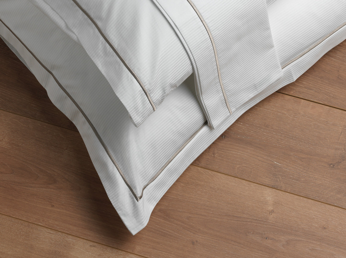 Satin striped sheet 2mm 300TC with pleats